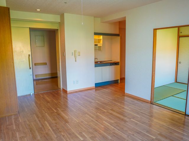 居室と和室の入口 居室 広々とした居室には、キッチンと和室への入口があり、日々の暮らしにゆとりを感じさせる設計です。