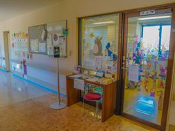 カラフルな飾りの廊下