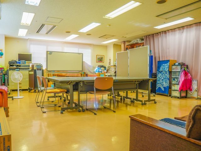 多目的室の日常風景 休憩所 ゆとりを持ったスペースで様々な活動が行える多目的室です。明るく開放的な環境であなたの力を活かしませんか。