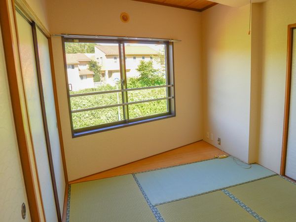 明るい和室の居室空間