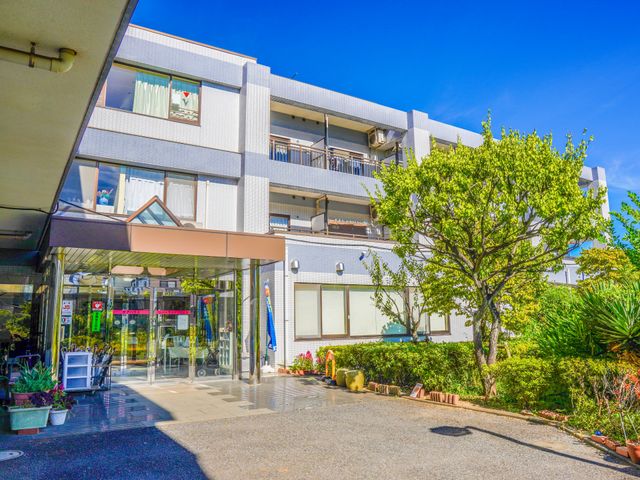 快適なエントランス風景 外観 陽光が差し込む開放的なエントランスで、訪れる方々を温かく迎え入れています。緑豊かな外観が印象的な空間です。