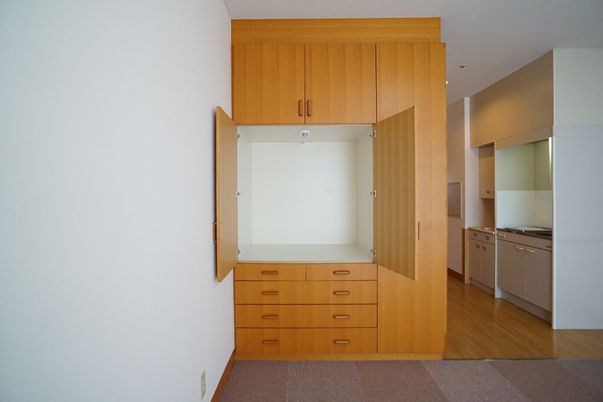 洋室の木製クローゼット
