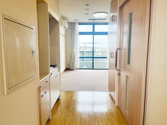 明るい廊下と居室の入口