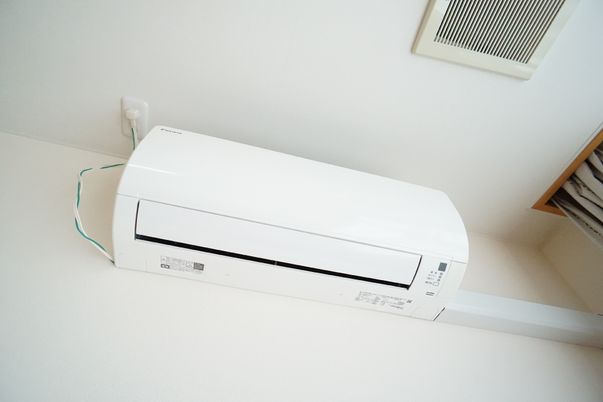 清潔な壁に取り付けられたエアコン