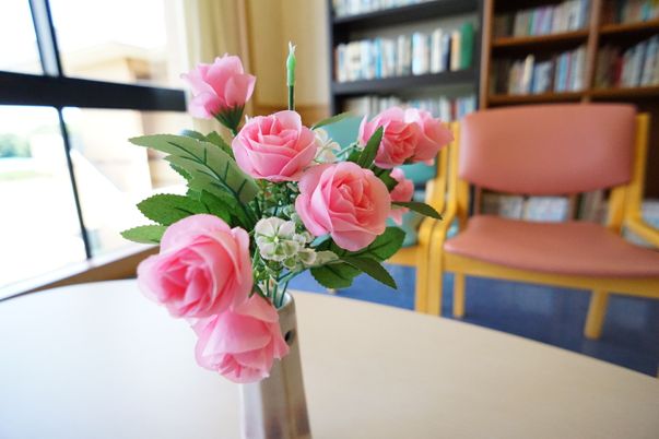 ピンクの花と共有スペース