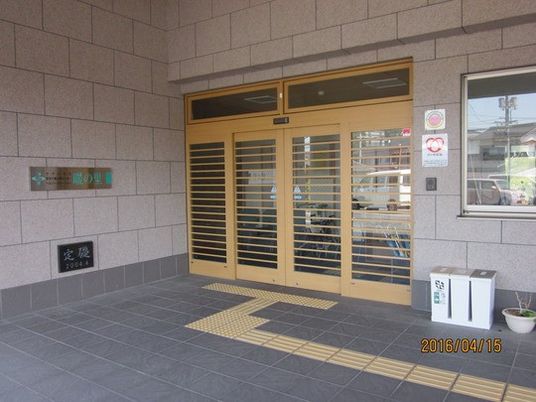 施設のエントランス  