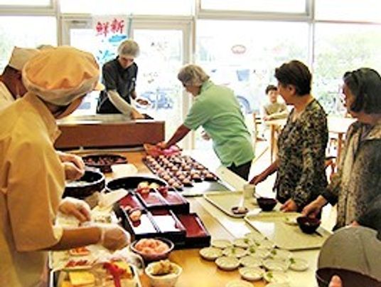 食事準備する人々