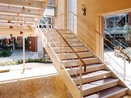 明るい中庭の階段