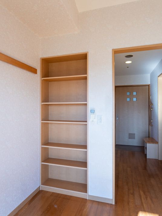 明るい木製棚の居室