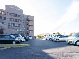 駐車場が見える外観