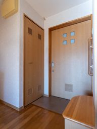 木製の扉がある居室