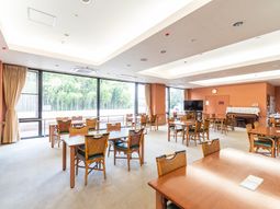 広々とした明るい食堂