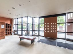 広々とした明るいエントランス