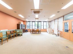 広々とした明るいラウンジ