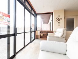 明るい窓辺のリラックススペース