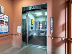 エレベーターの前の通路