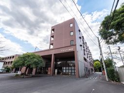 茶色の建物のエントランス