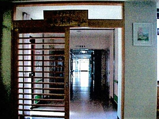 廊下の明るい景色