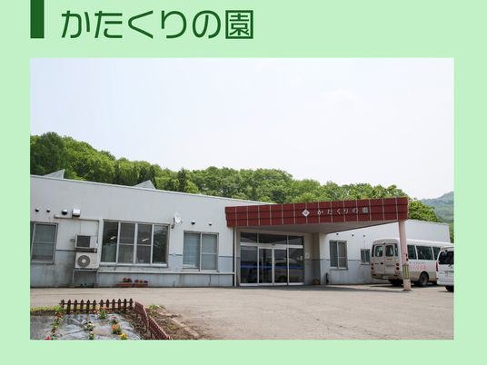 自然に囲まれた正面玄関  