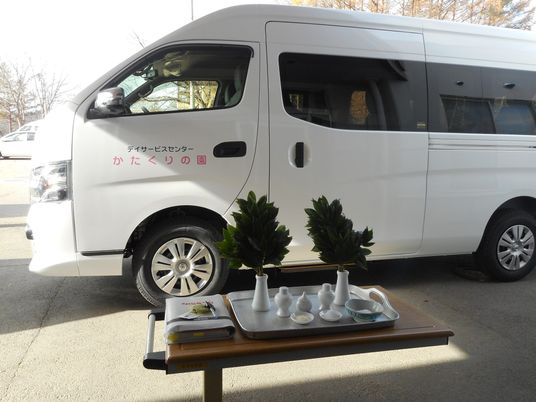 デイサービス送迎車の前