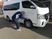 送迎車点検中の職員  