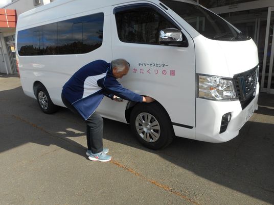 送迎車点検中の職員  