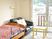 サムネイル 施設の写真 ベッドやソファが置かれた居室にはバルコニーもつき、外の空気を楽しむことができる。