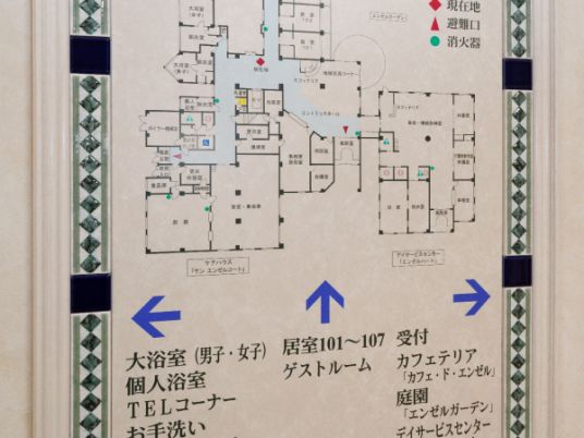 案内図が掲示された廊下