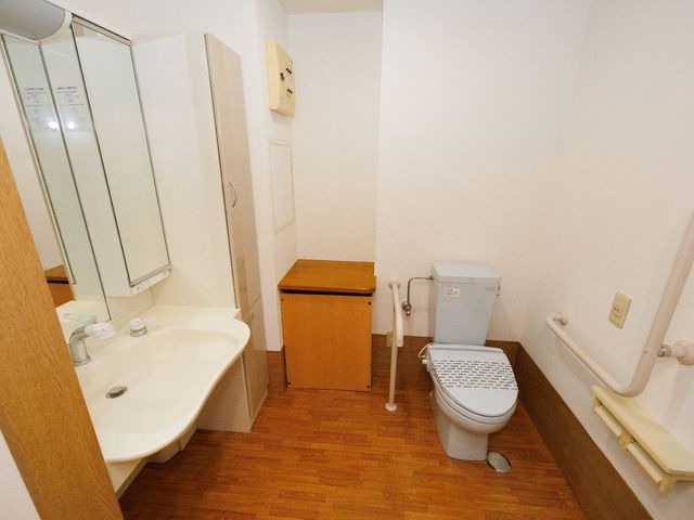 手すり付き洗面トイレ空間 トイレ 安全に配慮した手すり完備の清潔なトイレです。使いやすさを重視した設計で、快適な日々をサポートします。