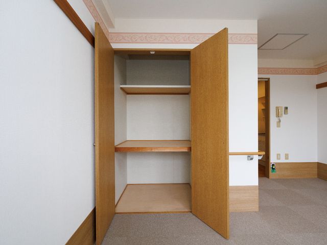 空のクローゼットの居室 居室 清潔感のある広々とした居室です。個人の荷物を収納できるクローゼットが備えられ、自由に使える空間が広がっています。