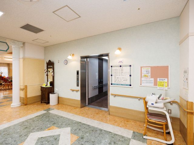 清潔感のあるエレベーターホール エレベーター 手すりが設置された通路は安全性を考えて設計され、明るく開放的な雰囲気が魅力的です。安心してご勤務いただける環境が整っています。