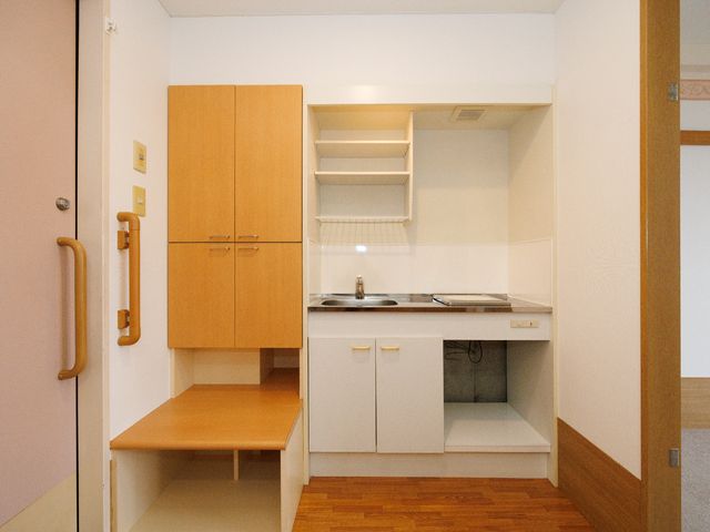 キッチン付き居室 居室 必要なものが一通り揃った清潔なキッチンを備えた個室です。料理をする喜びを大切にしています。