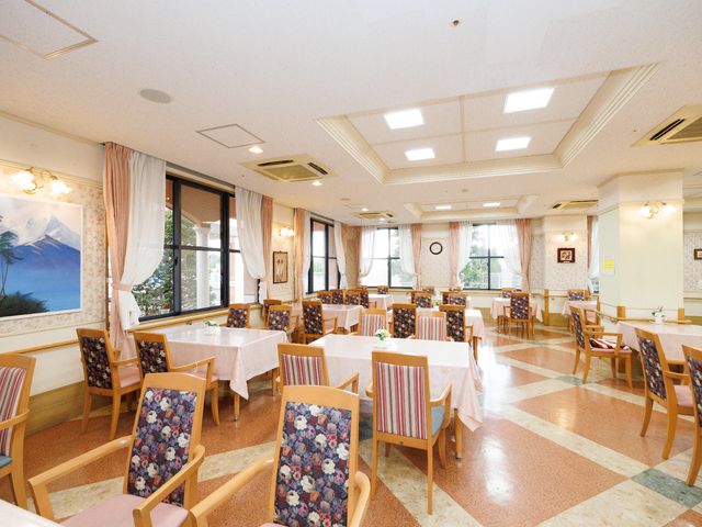 明るいダイニング空間 共有スペース ゆったりとした席間で安心して食事ができるダイニングルームです。窓からの自然光が心地よい空間を演出しています。