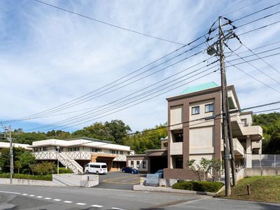 緑豊かな建物の外観