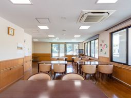 自然光の入る食堂