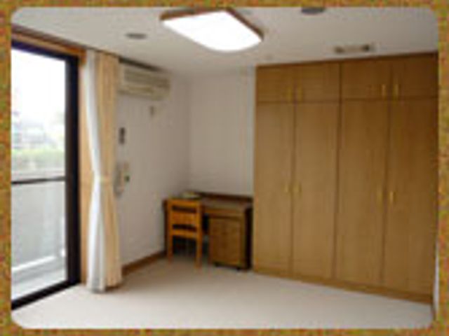 居室の様子 居室 広々とした居室は、家具付きの快適な空間です。明るい自然光が差し込むので、過ごしやすいです。
