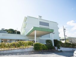 明るい外観の建物