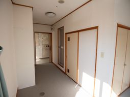 和室の明るい廊下