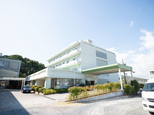 明るい日差しの施設外観