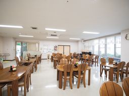 明るい食堂の様子