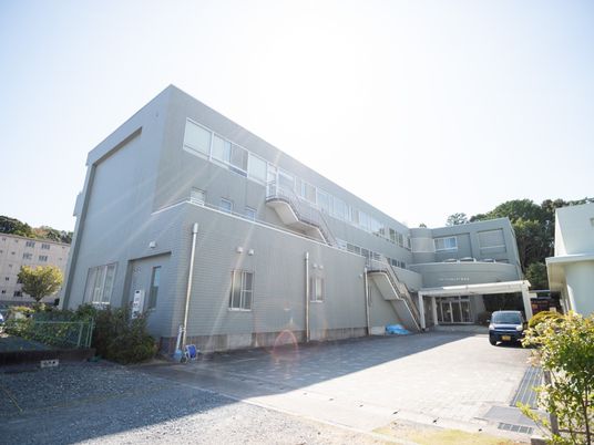 広々とした施設の外観