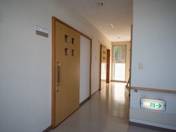 明るい廊下の様子