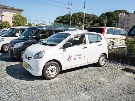 ロゴ入り白い車両