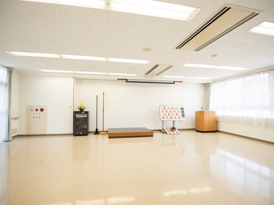 広々とした明るい多目的室