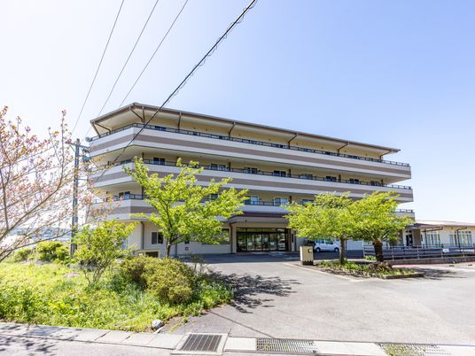 4階建ての白い建物