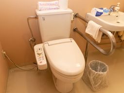 手すり付きのトイレ空間