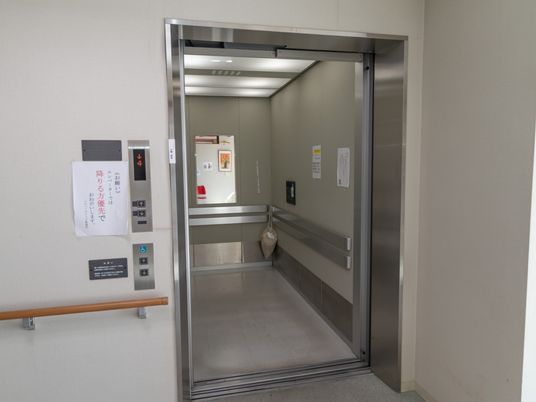 清潔なエレベーターの入口