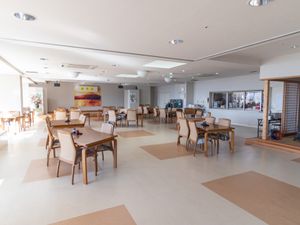 広々とした明るい食堂