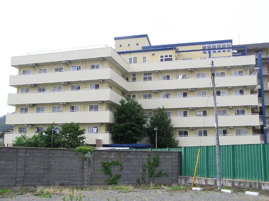 多階層の建物外観