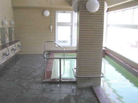 明るい中庭の浴室